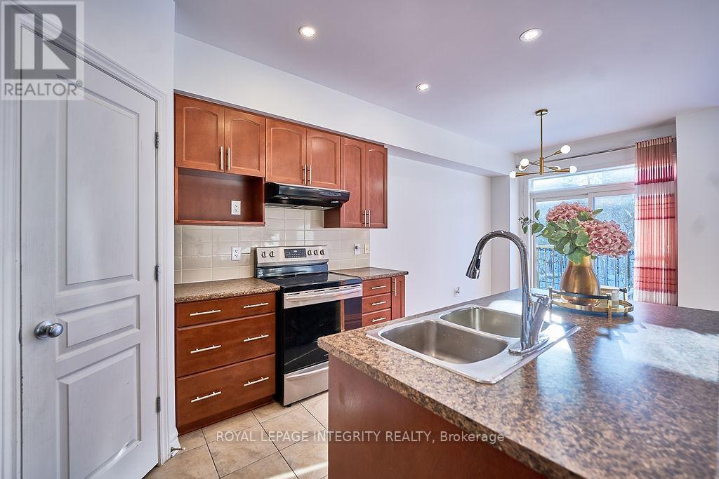870 Fletcher Circle, Ottawa, ON - Indoor Photo Showing Kitchen With Double Sink