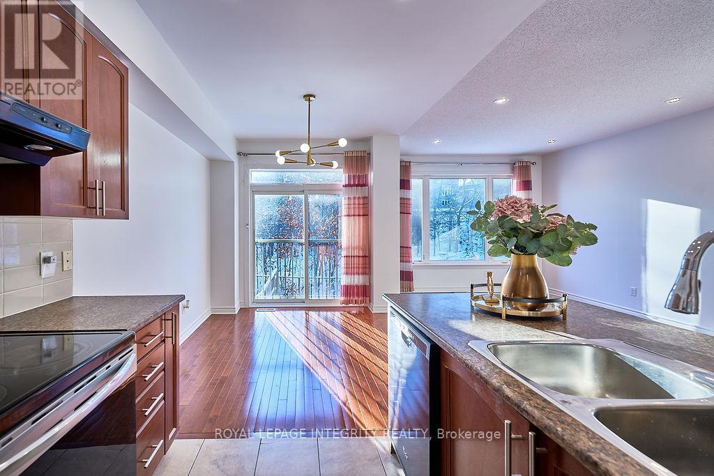 870 Fletcher Circle, Ottawa, ON - Indoor Photo Showing Kitchen With Double Sink