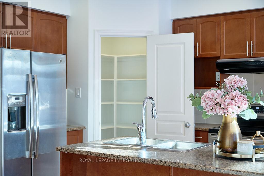 870 Fletcher Circle, Ottawa, ON - Indoor Photo Showing Kitchen With Double Sink