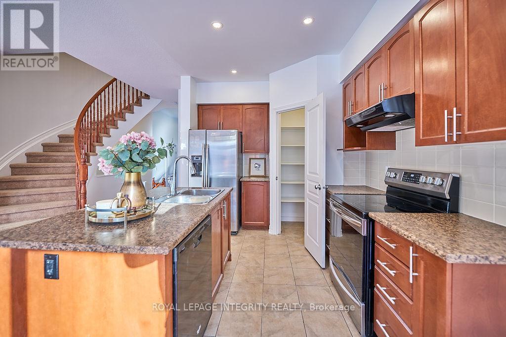 870 Fletcher Circle, Ottawa, ON - Indoor Photo Showing Kitchen With Double Sink With Upgraded Kitchen