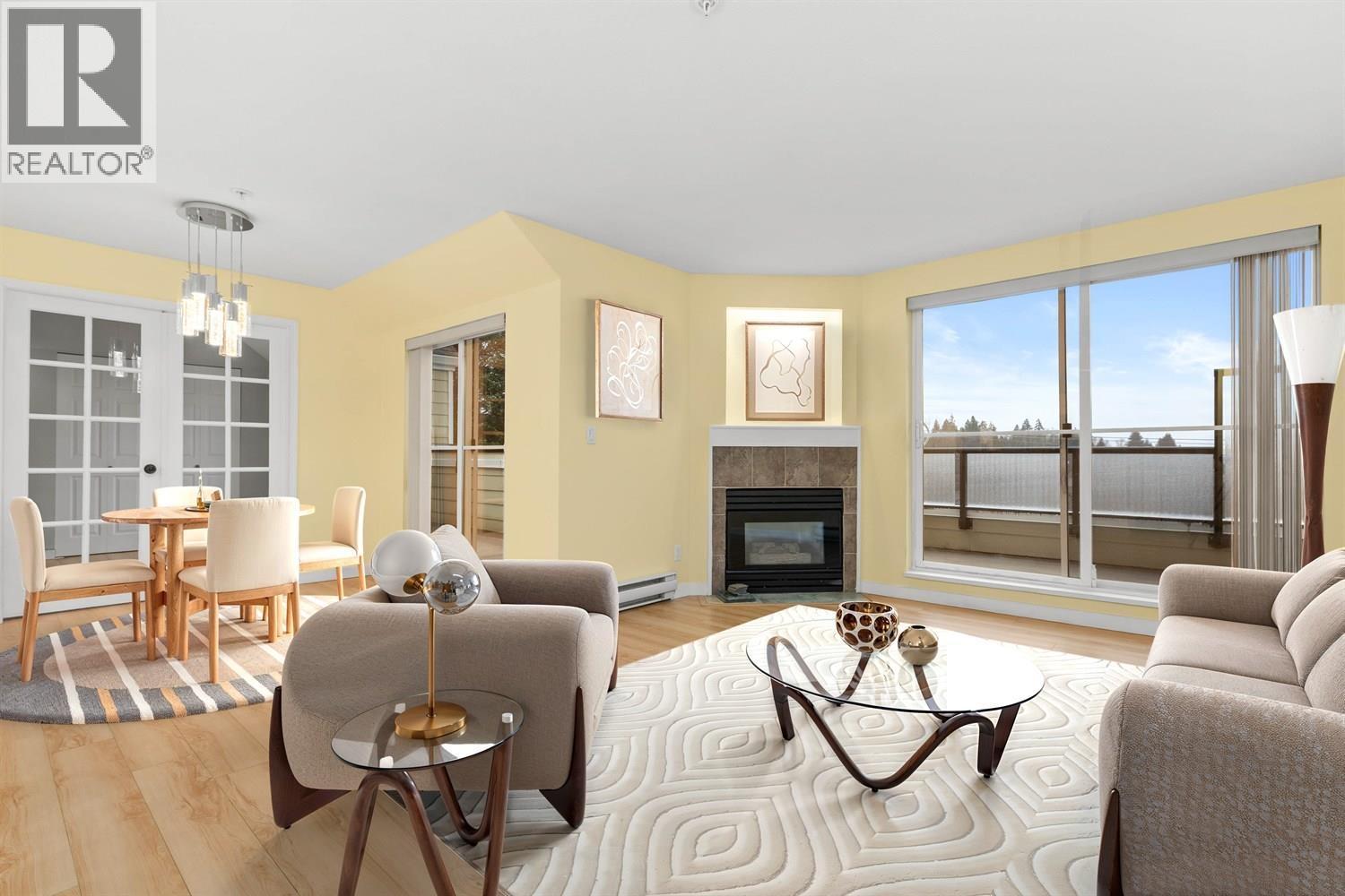 Ph4 1519 Grant Avenue, Port Coquitlam, BC - Indoor Photo Showing Living Room With Fireplace