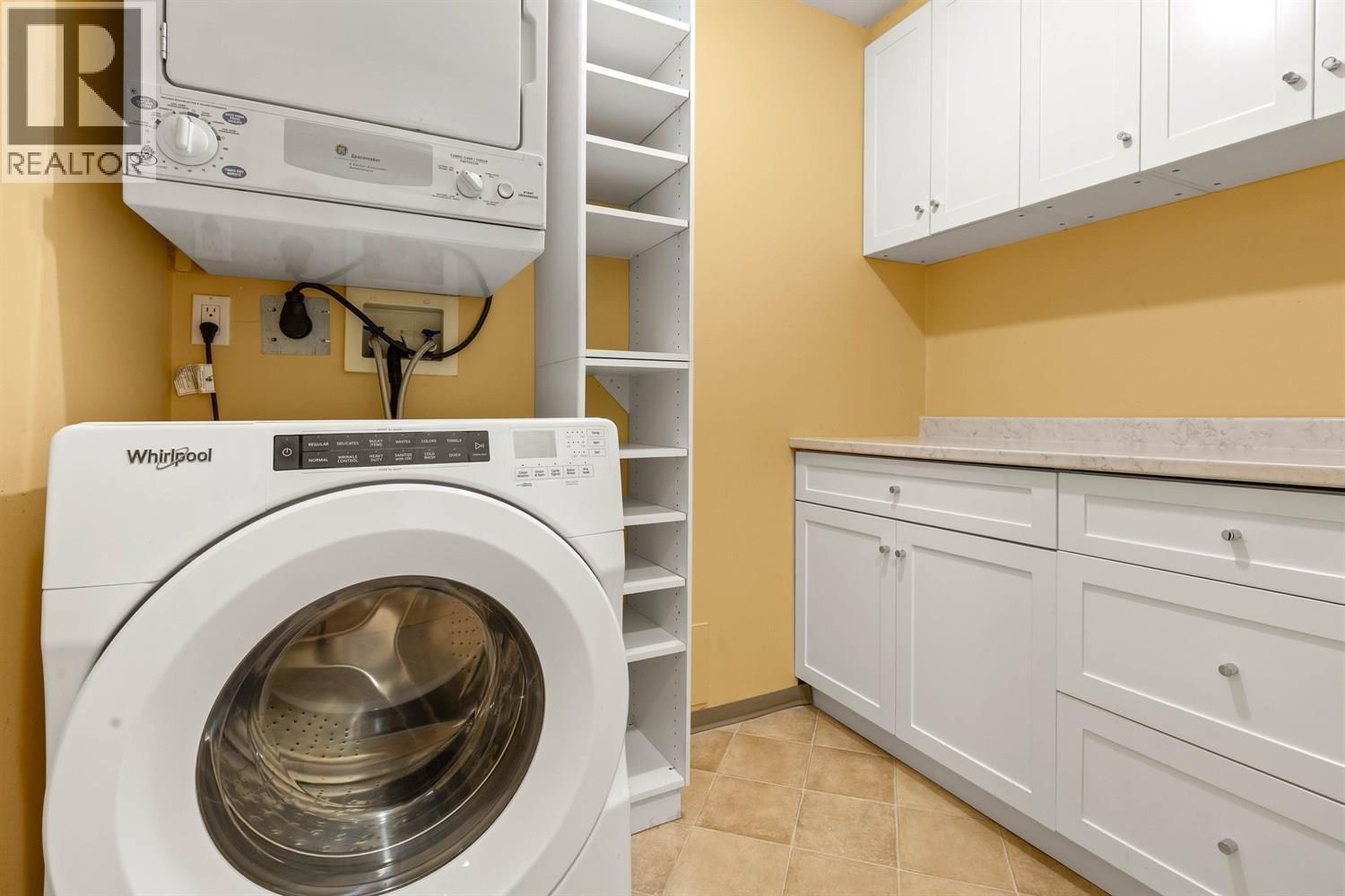 Ph4 1519 Grant Avenue, Port Coquitlam, BC - Indoor Photo Showing Laundry Room