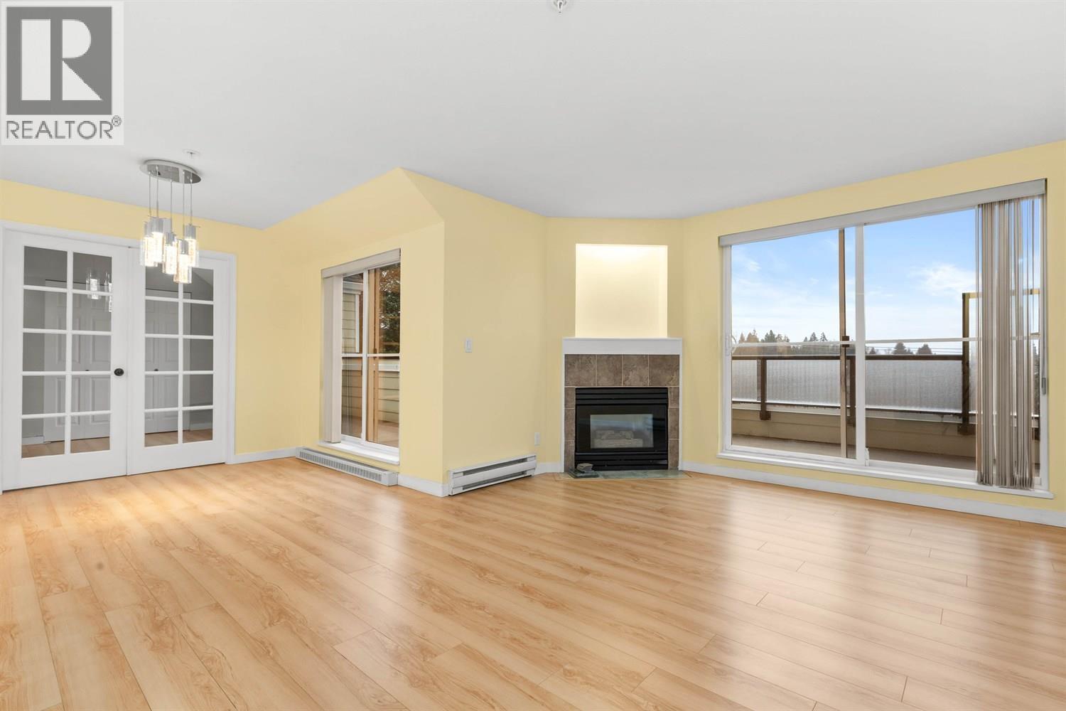 Ph4 1519 Grant Avenue, Port Coquitlam, BC - Indoor Photo Showing Living Room With Fireplace