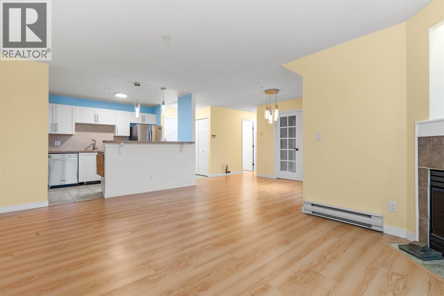 Ph4 1519 Grant Avenue, Port Coquitlam, BC - Indoor Photo Showing Other Room With Fireplace