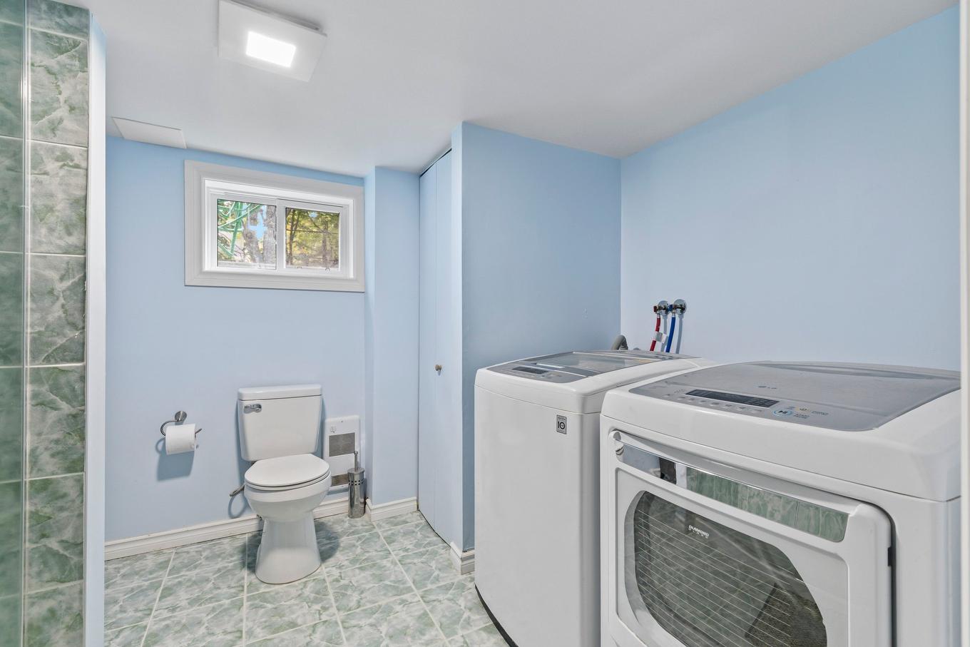 Bathroom - 882 Rue Frontenac, Saint-Lazare, QC - Indoor Photo Showing Laundry Room