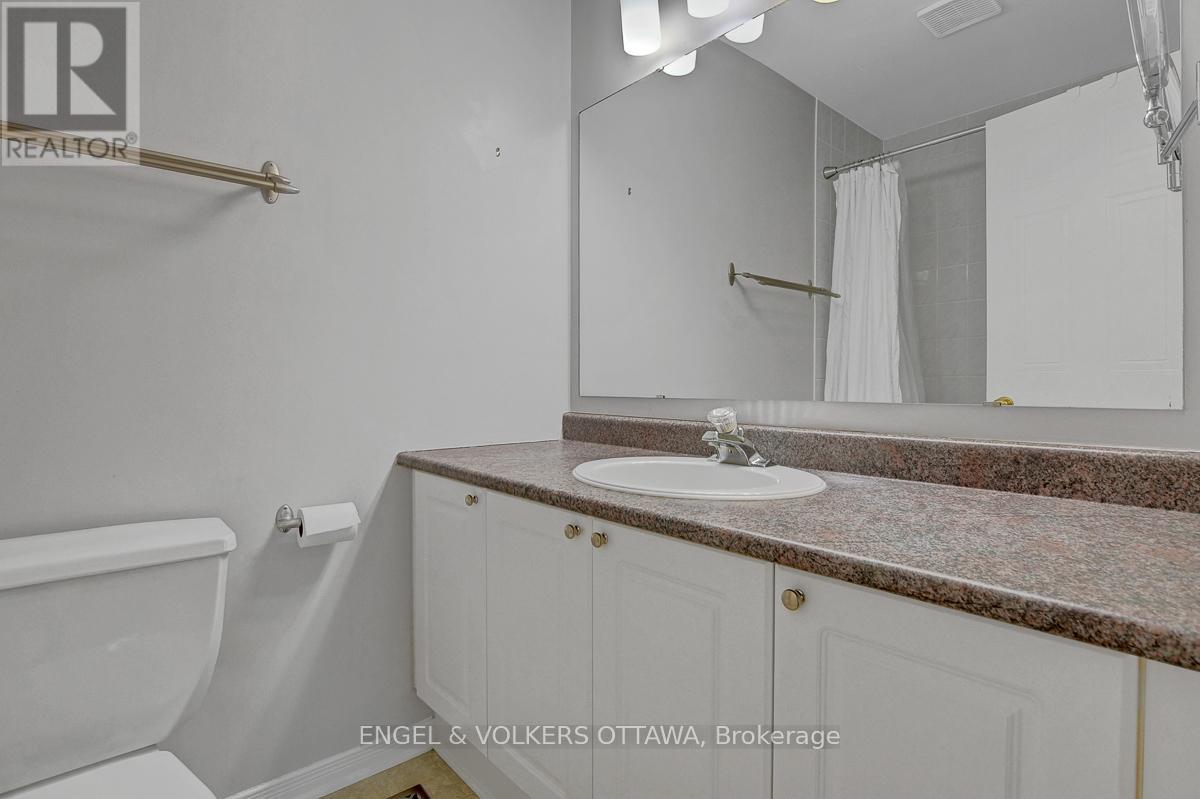 21 Drayton Private, Ottawa, ON - Indoor Photo Showing Bathroom
