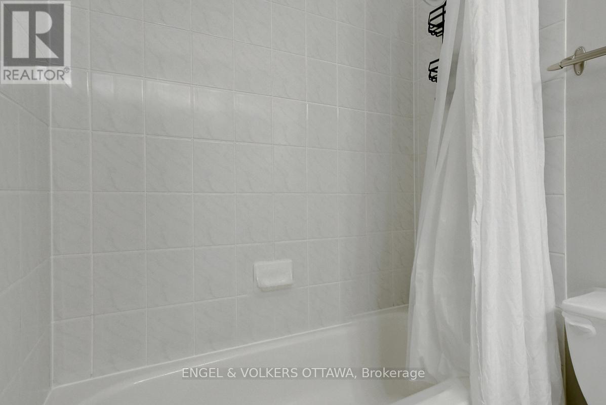 21 Drayton Private, Ottawa, ON - Indoor Photo Showing Bathroom