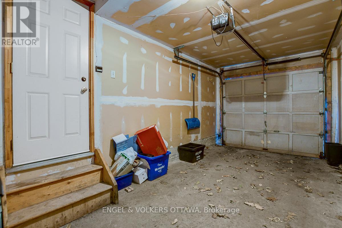 21 Drayton Private, Ottawa, ON - Indoor Photo Showing Garage
