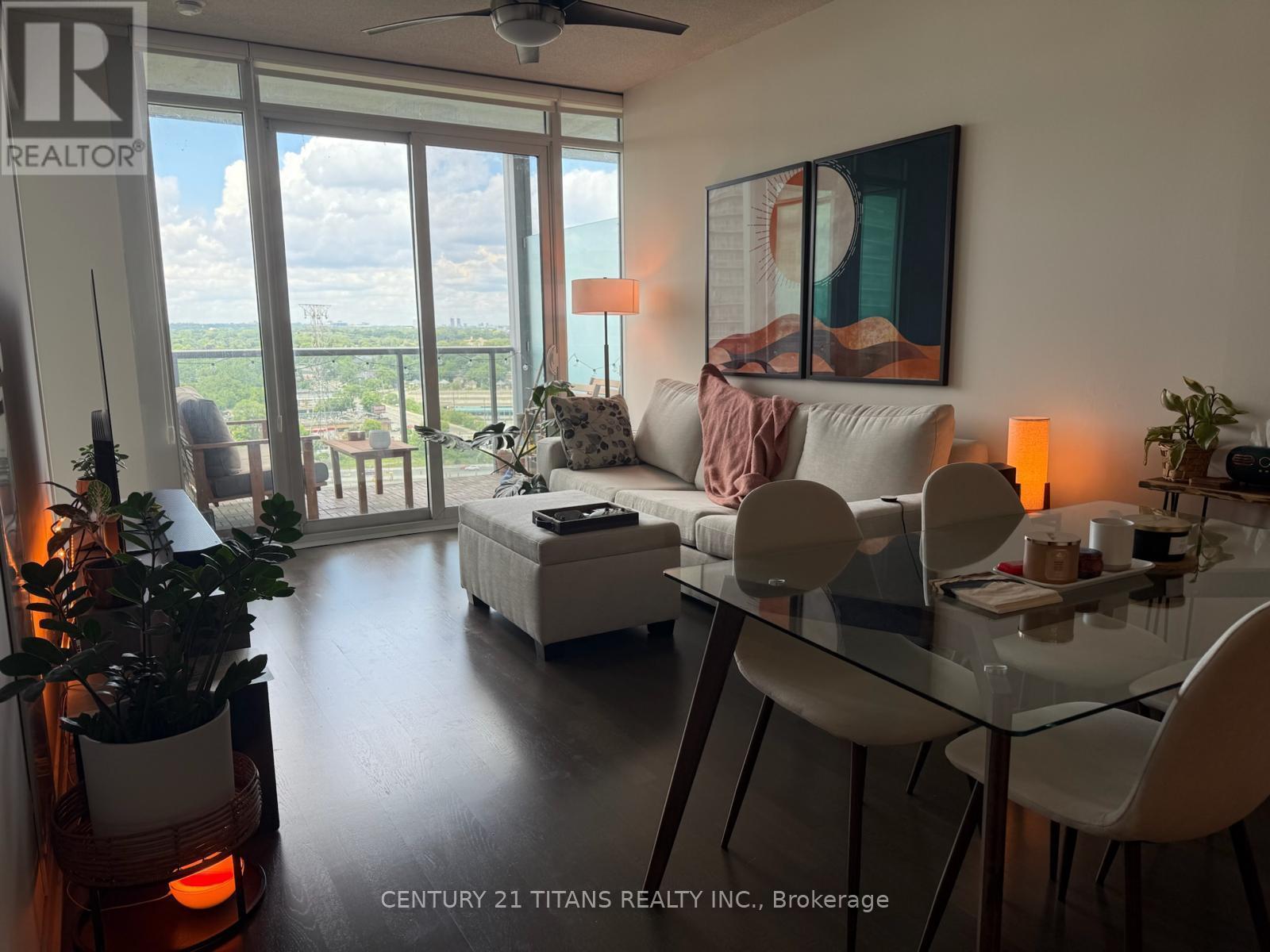 2015 - 88 Park Lawn Road, Toronto, ON - Indoor Photo Showing Living Room