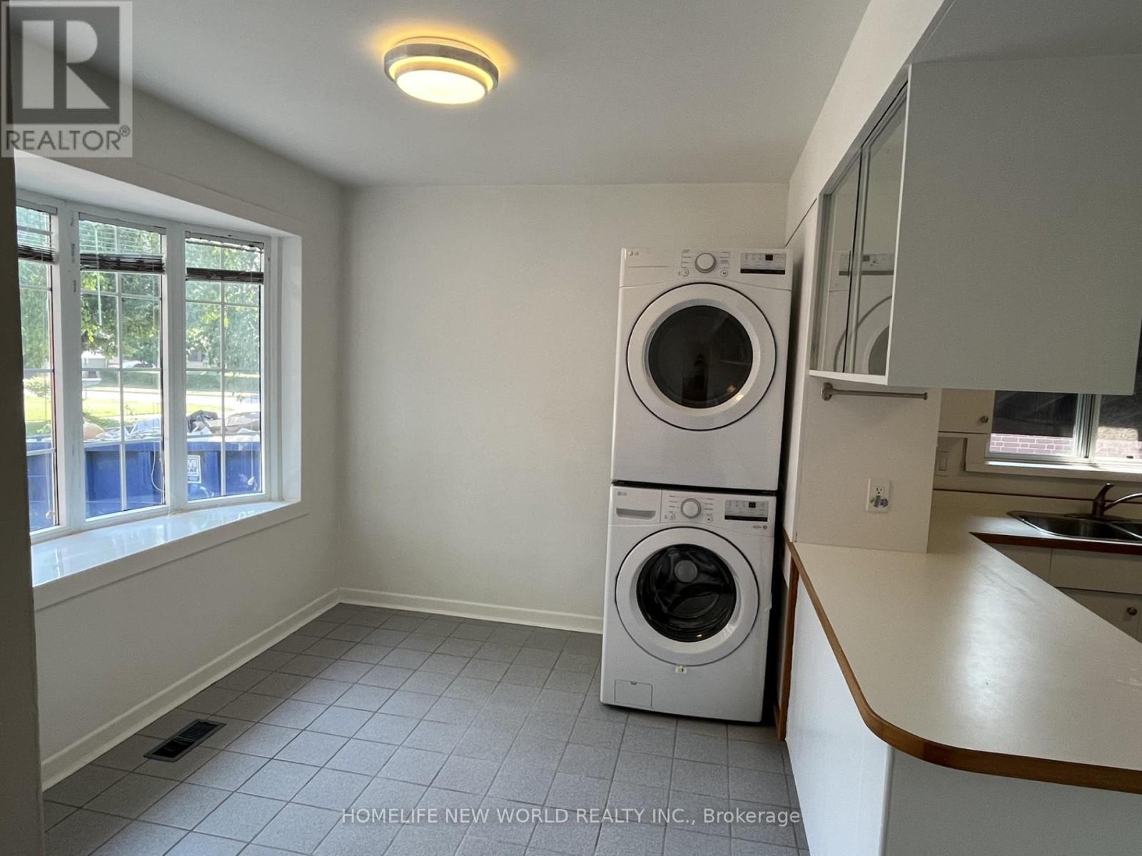 Main - 345 Centre Street E, Richmond Hill, ON - Indoor Photo Showing Laundry Room