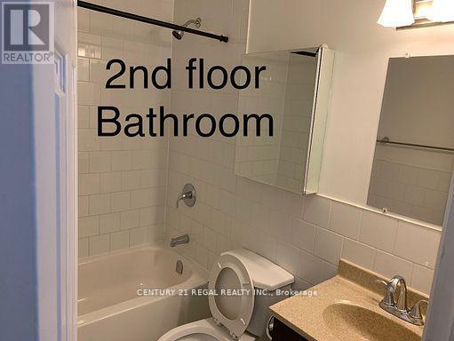 4 Juliana Square, Brampton, ON - Indoor Photo Showing Bathroom