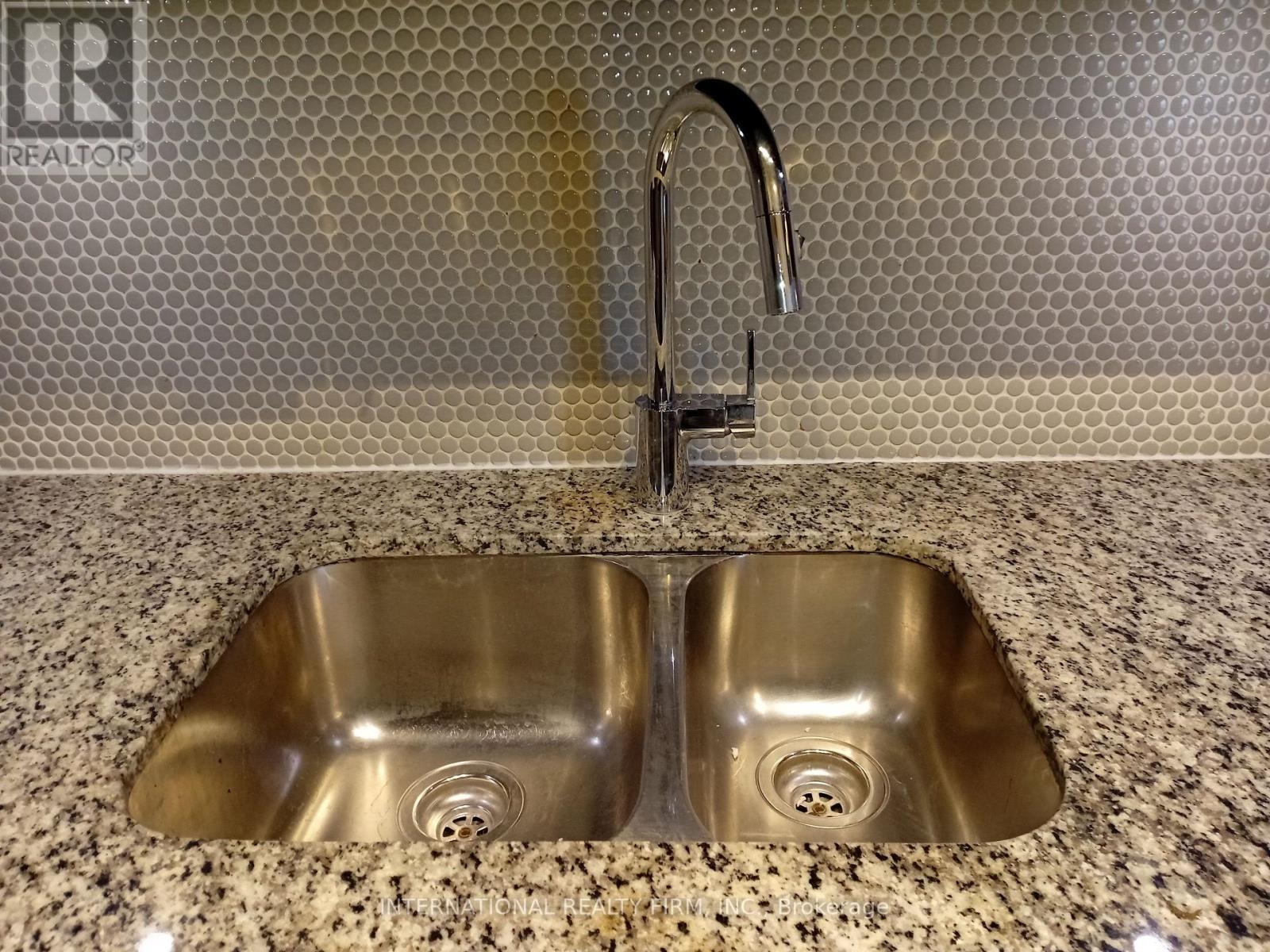 Double Sink - 816 - 30 Shore Breeze Drive, Toronto, ON - Indoor Photo Showing Kitchen