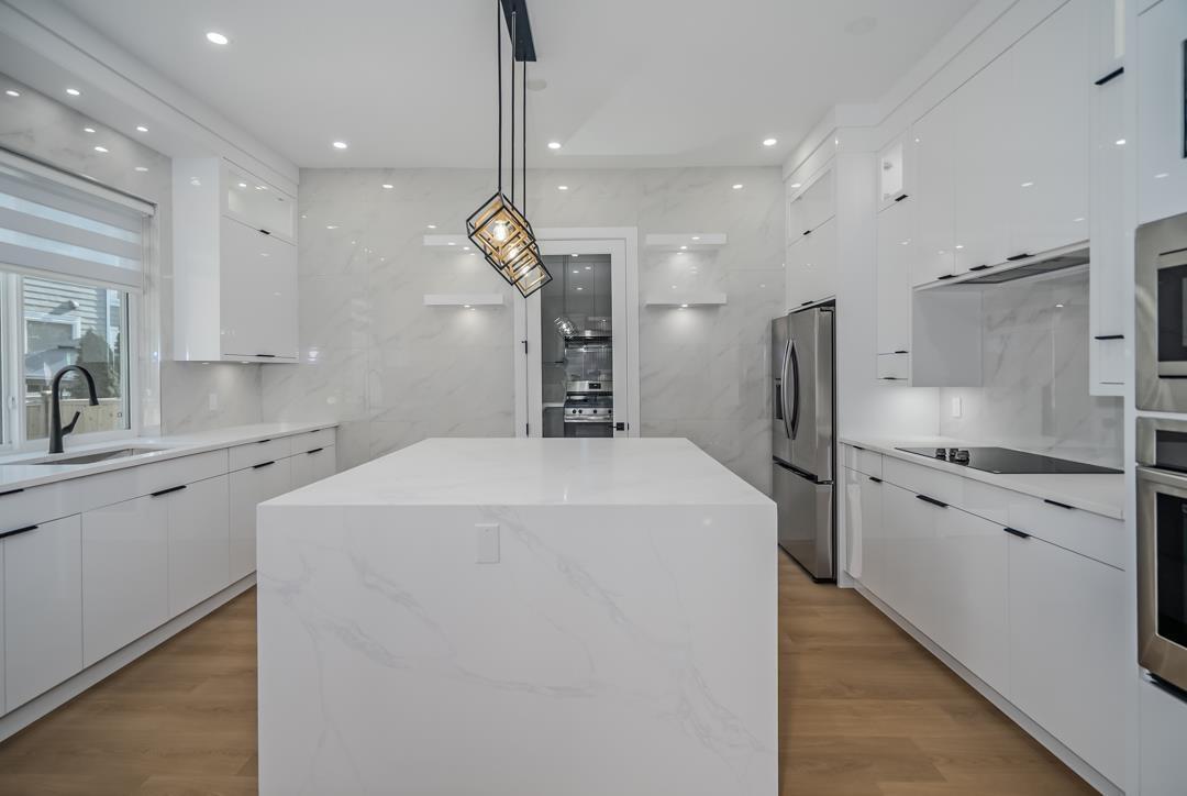 16935 0A Avenue, Surrey, BC - Indoor Photo Showing Kitchen With Upgraded Kitchen