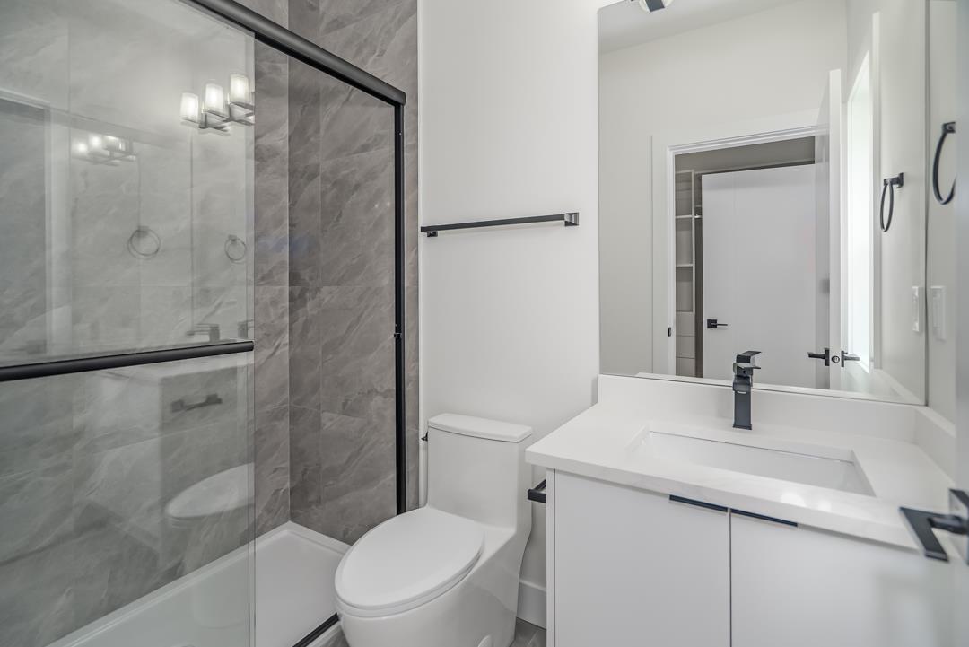 16935 0A Avenue, Surrey, BC - Indoor Photo Showing Bathroom