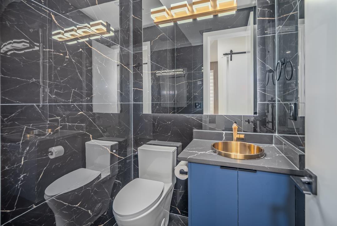 16935 0A Avenue, Surrey, BC - Indoor Photo Showing Bathroom