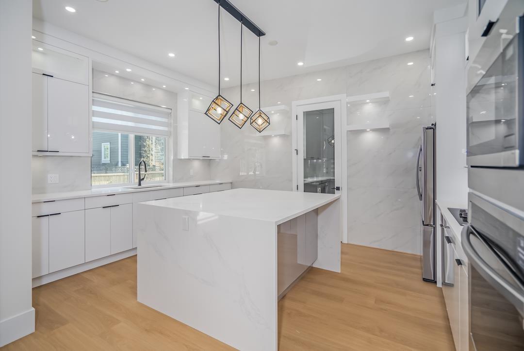 16935 0A Avenue, Surrey, BC - Indoor Photo Showing Kitchen With Upgraded Kitchen