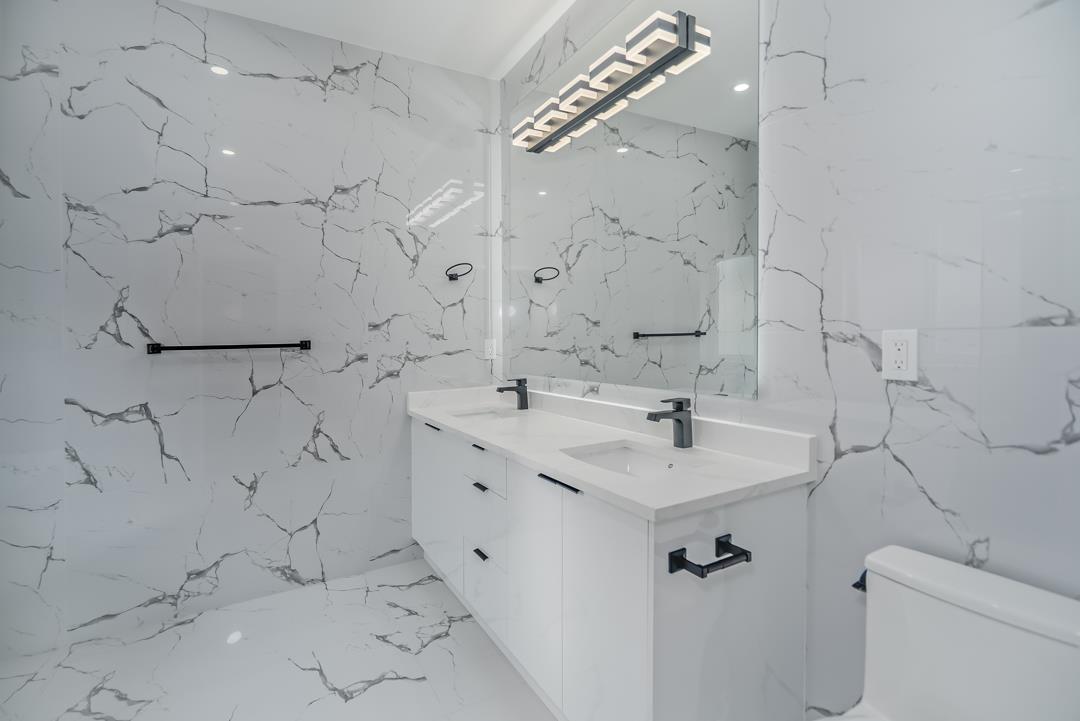 16935 0A Avenue, Surrey, BC - Indoor Photo Showing Bathroom