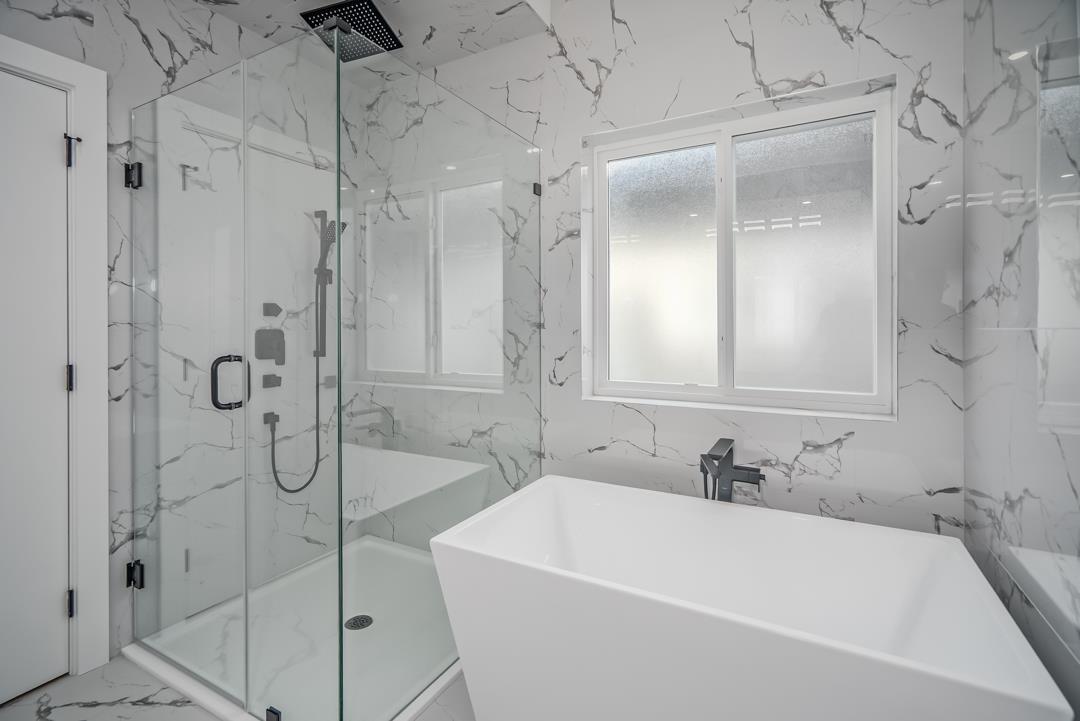 16935 0A Avenue, Surrey, BC - Indoor Photo Showing Bathroom