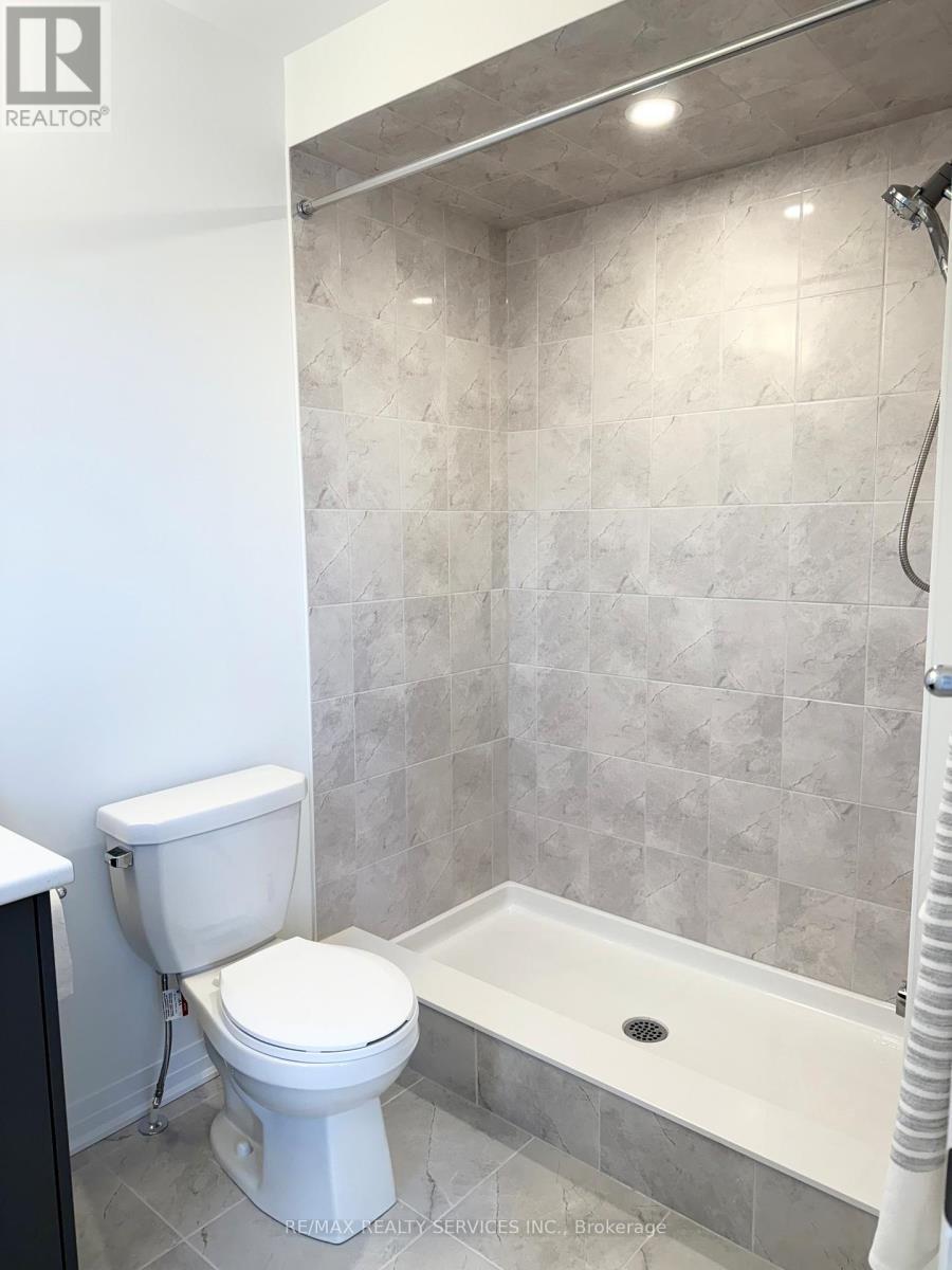 64 Masters Street, Welland, ON - Indoor Photo Showing Bathroom