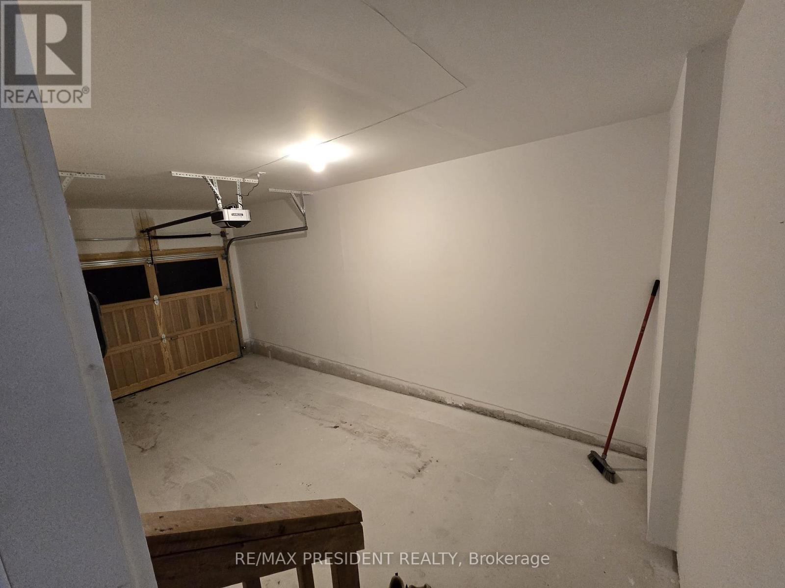 28 Seahorse Common, Cambridge, ON - Indoor Photo Showing Garage