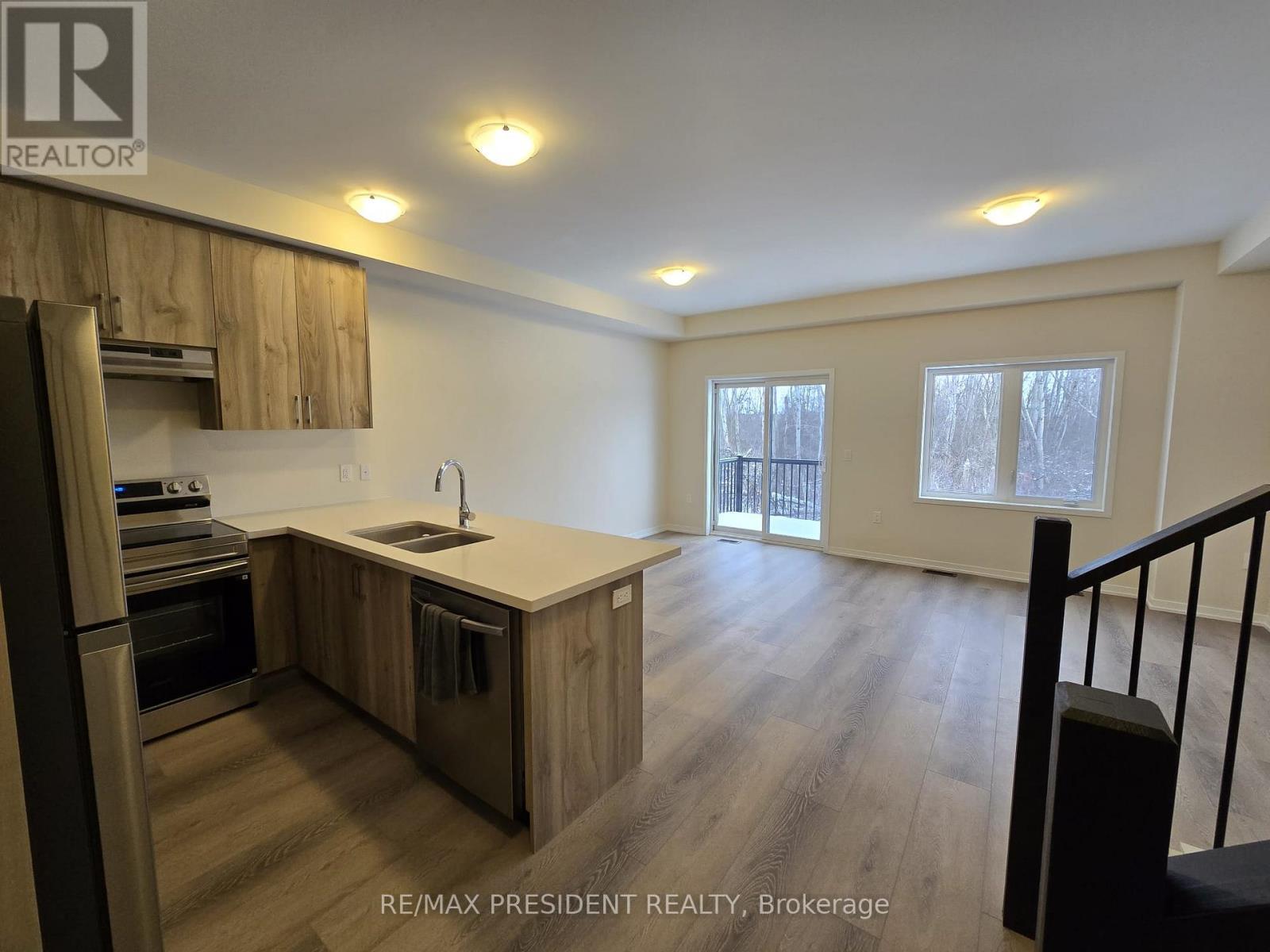 28 Seahorse Common, Cambridge, ON - Indoor Photo Showing Kitchen With Double Sink