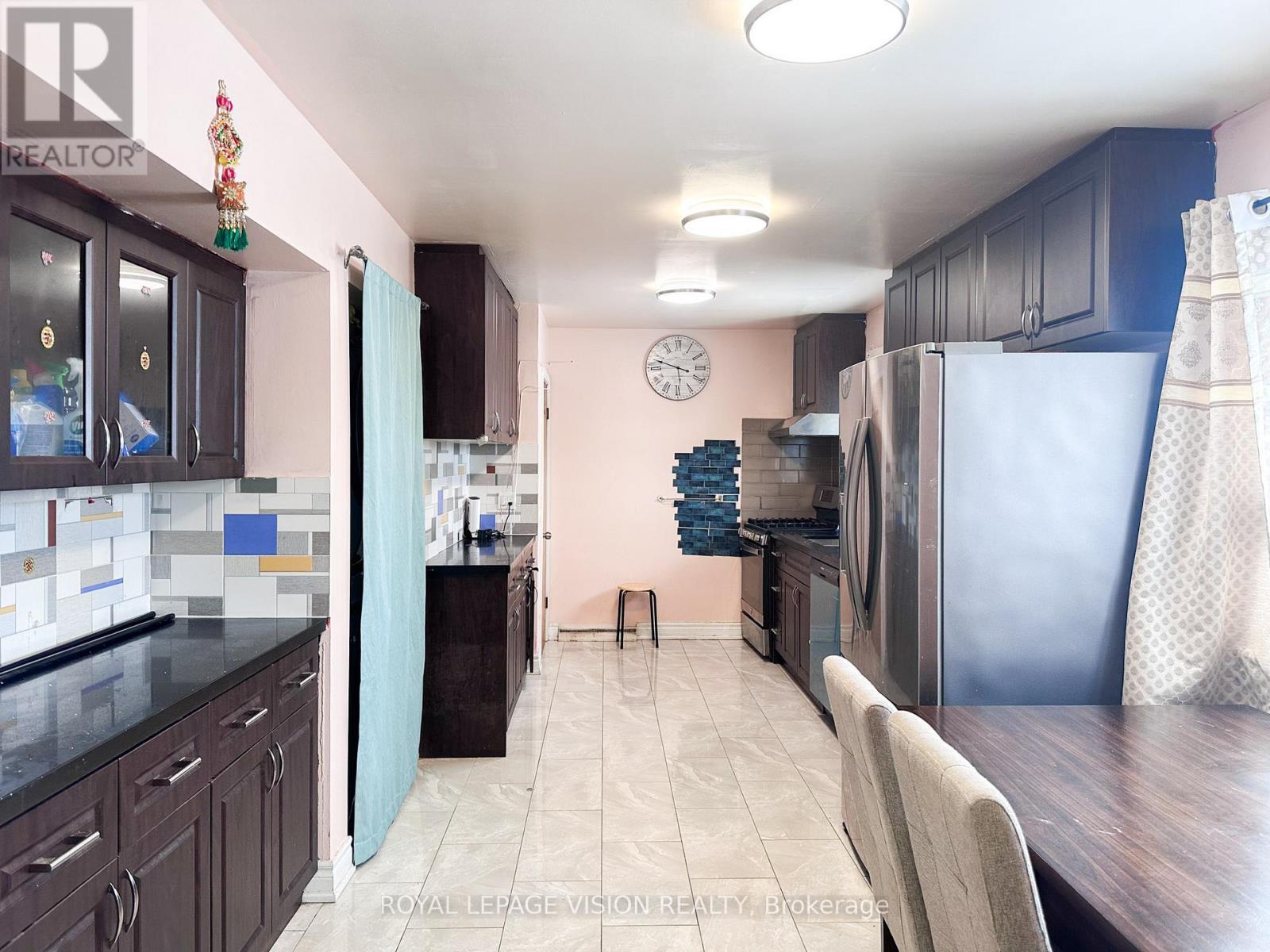 Main Floor - 380 Arbor Court, Oshawa, ON - Indoor Photo Showing Kitchen