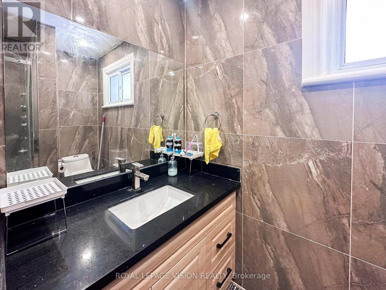 Main Floor - 380 Arbor Court, Oshawa, ON - Indoor Photo Showing Bathroom