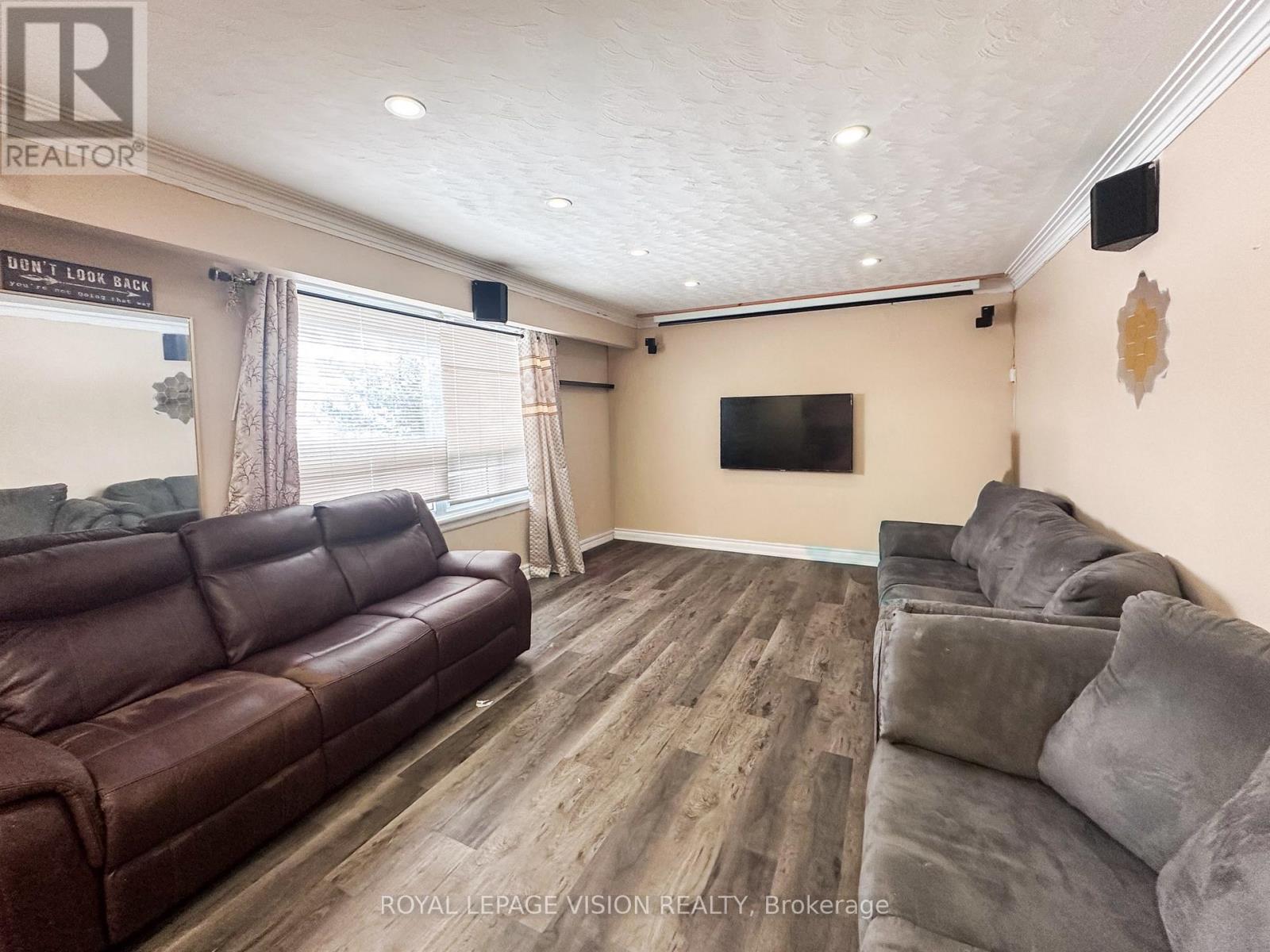 Main Floor - 380 Arbor Court, Oshawa, ON - Indoor Photo Showing Living Room