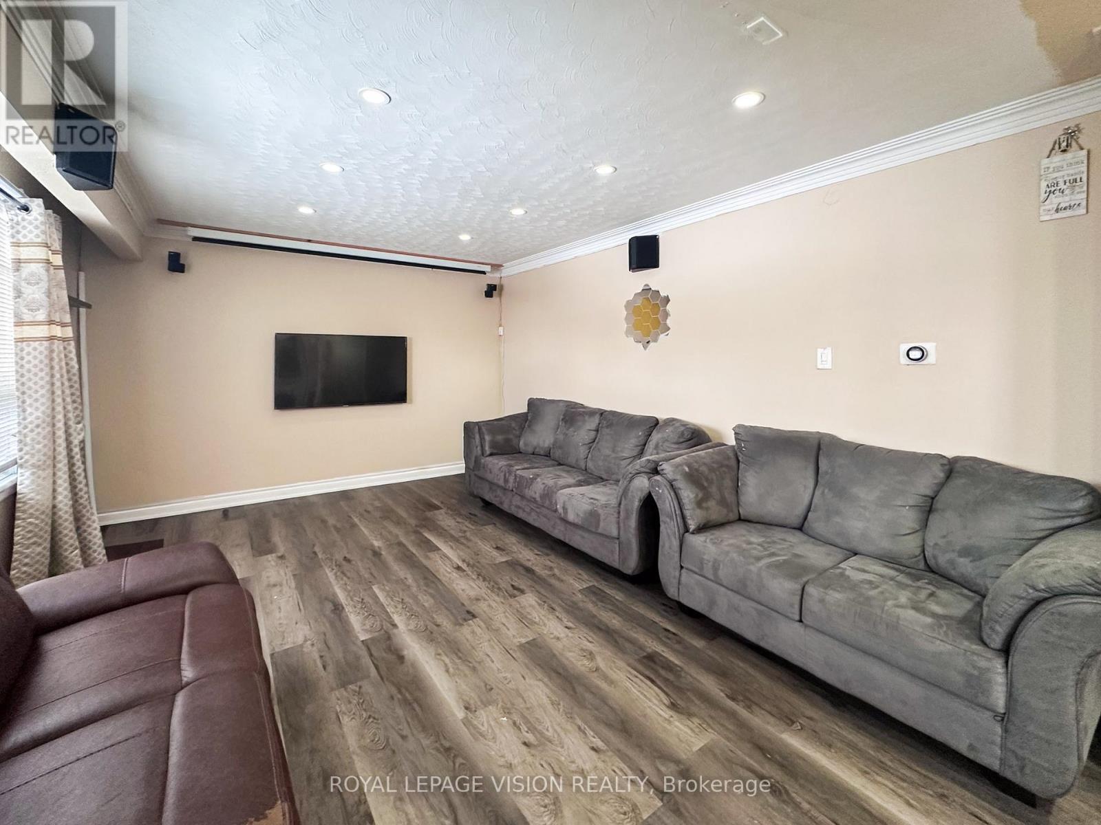 Main Floor - 380 Arbor Court, Oshawa, ON - Indoor Photo Showing Living Room