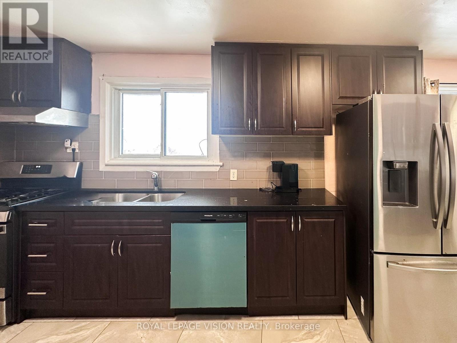 Main Floor - 380 Arbor Court, Oshawa, ON - Indoor Photo Showing Kitchen With Double Sink