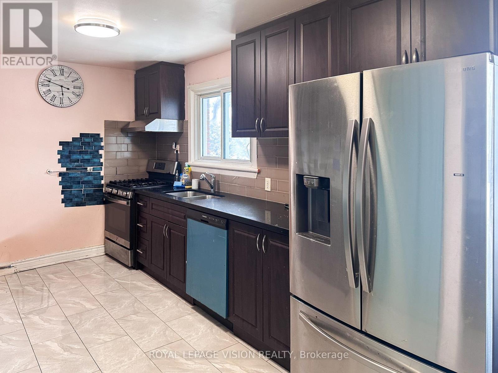 Main Floor - 380 Arbor Court, Oshawa, ON - Indoor Photo Showing Kitchen With Double Sink