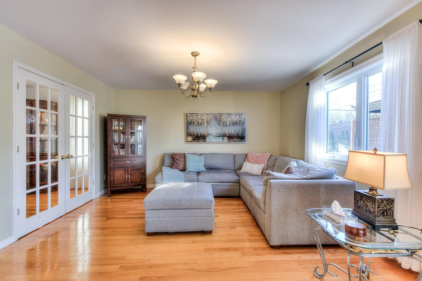 Salle familiale - 565 Rue Bisaillon, Laval (Sainte-Dorothée), QC - Indoor Photo Showing Living Room