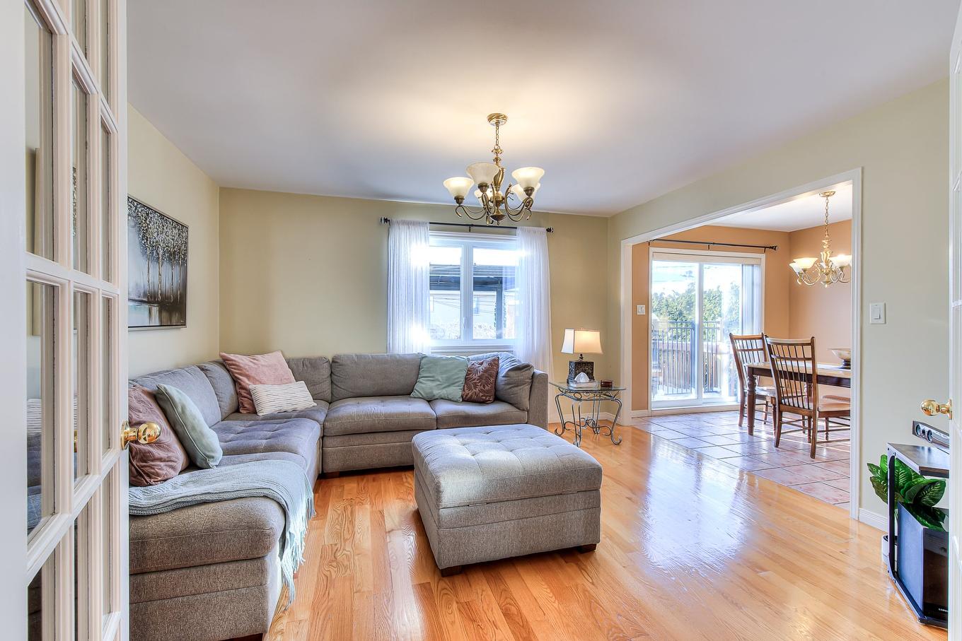 Salle familiale - 565 Rue Bisaillon, Laval (Sainte-Dorothée), QC - Indoor Photo Showing Living Room