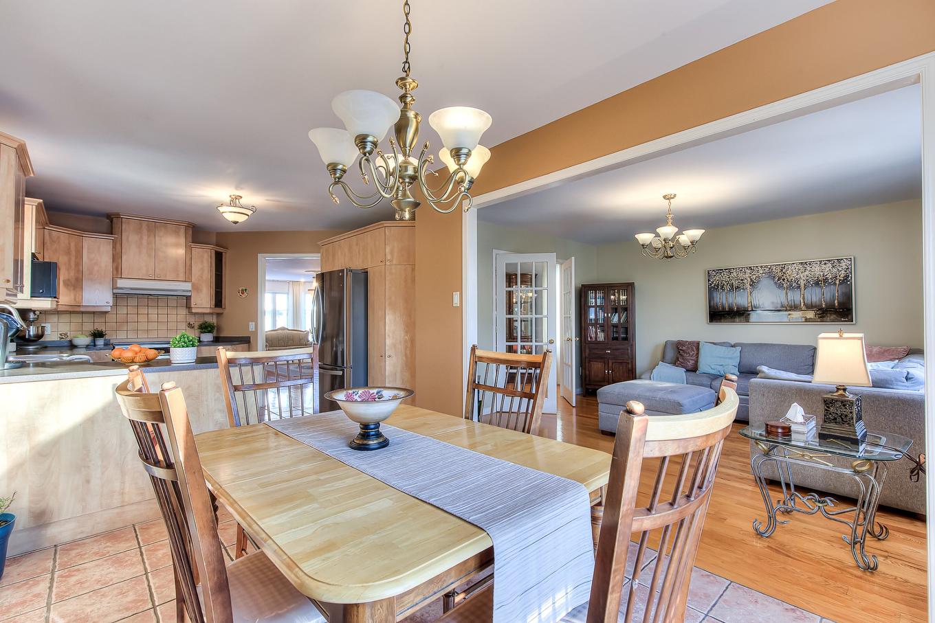 Coin-repas - 565 Rue Bisaillon, Laval (Sainte-Dorothée), QC - Indoor Photo Showing Dining Room