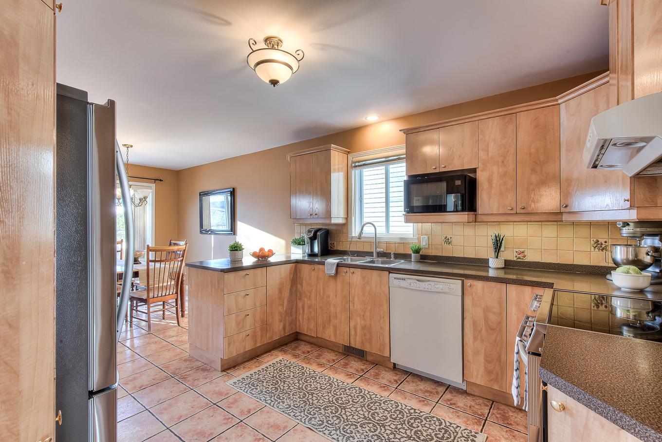Cuisine - 565 Rue Bisaillon, Laval (Sainte-Dorothée), QC - Indoor Photo Showing Kitchen With Double Sink