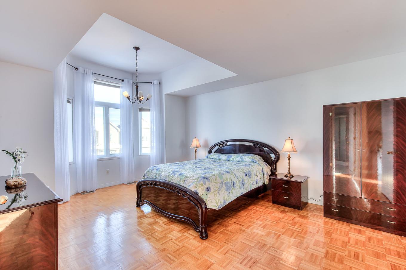Chambre à coucher principale - 565 Rue Bisaillon, Laval (Sainte-Dorothée), QC - Indoor Photo Showing Bedroom