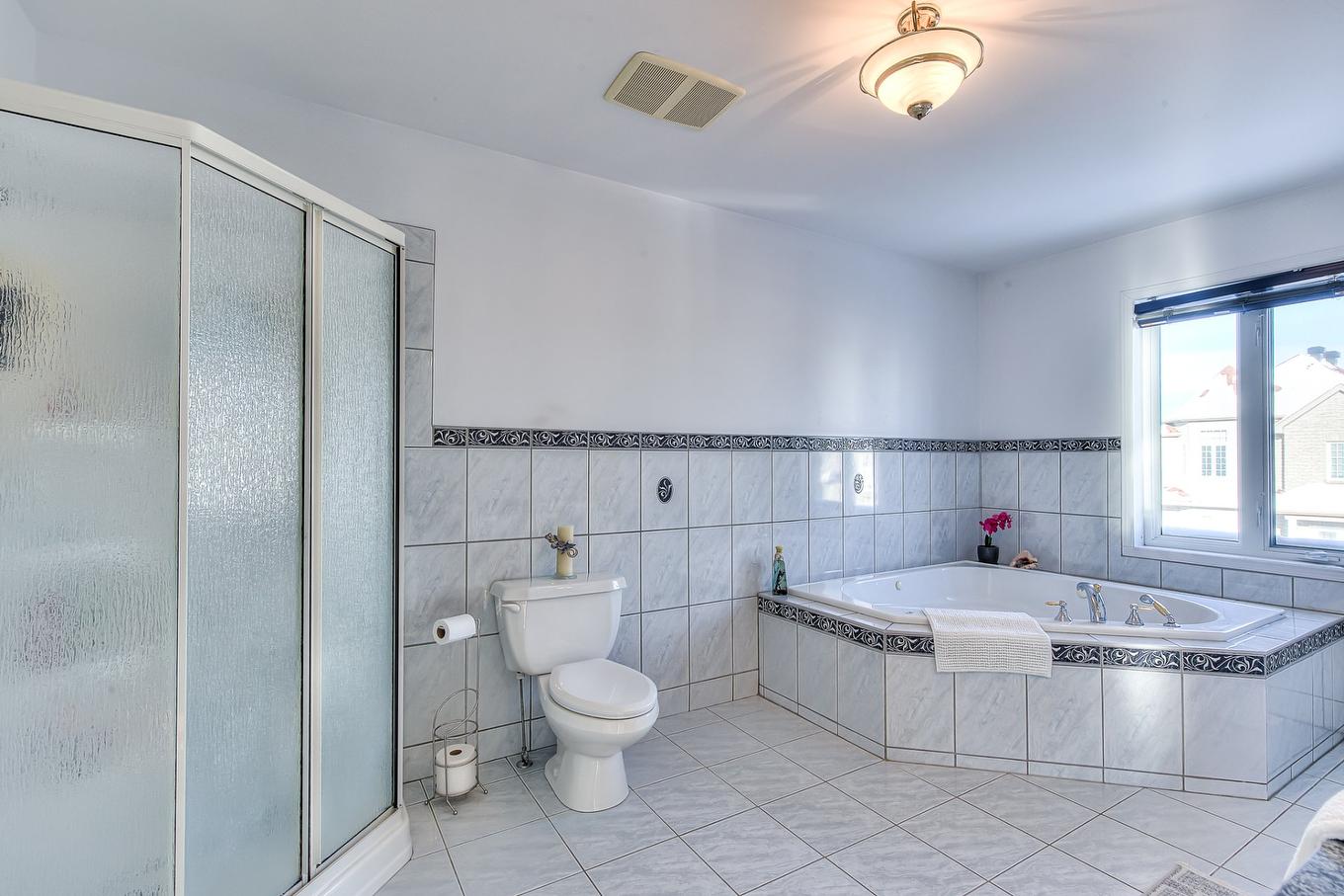 Salle de bains - 565 Rue Bisaillon, Laval (Sainte-Dorothée), QC - Indoor Photo Showing Bathroom