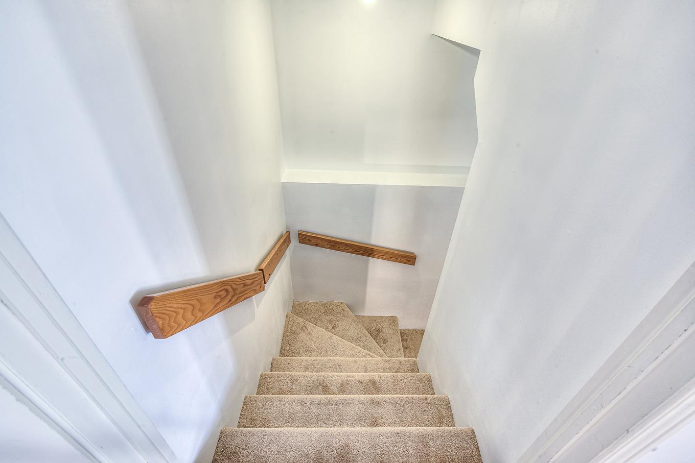 Escalier - 565 Rue Bisaillon, Laval (Sainte-Dorothée), QC - Indoor Photo Showing Other Room