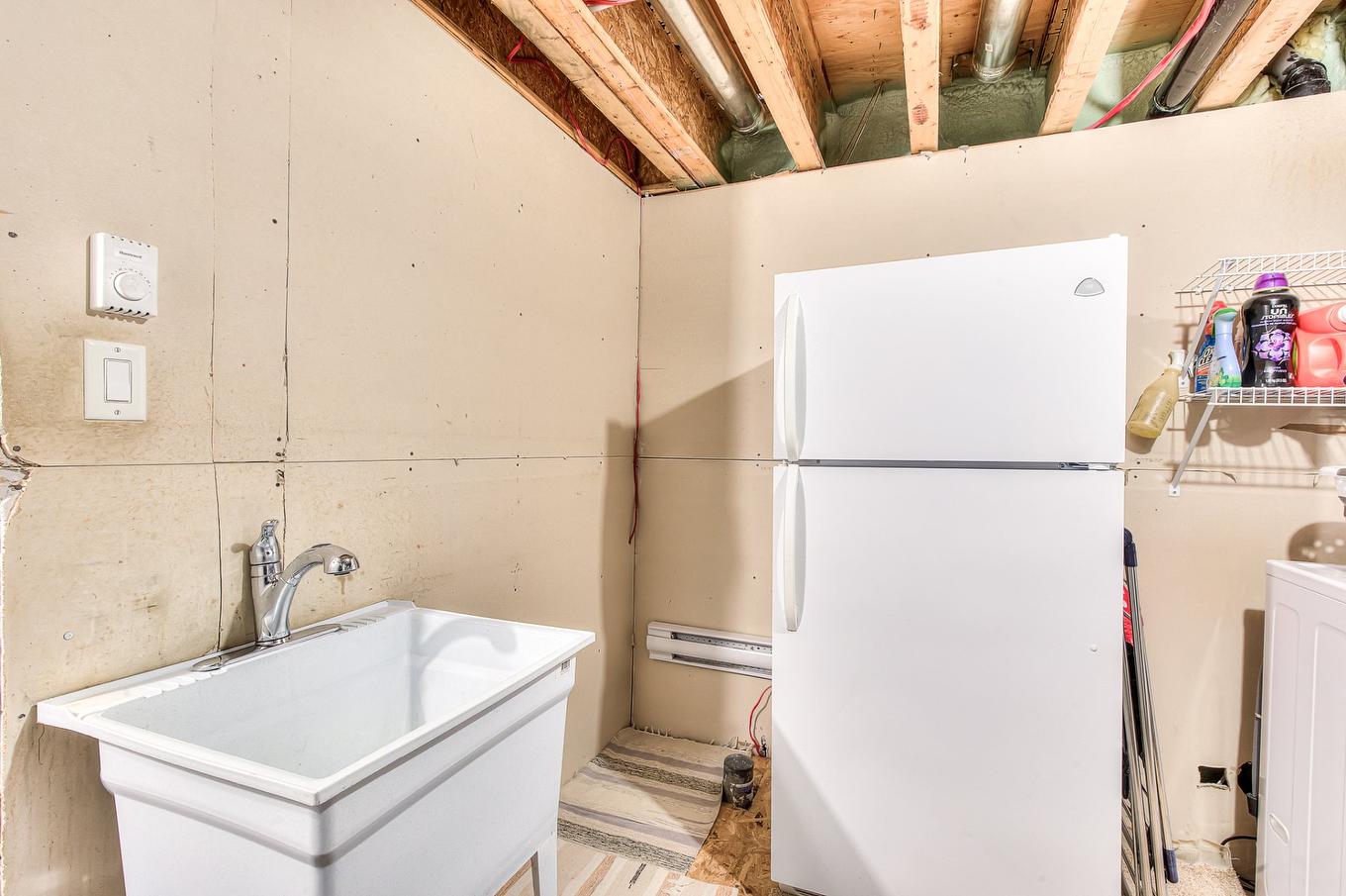 Salle de lavage - 565 Rue Bisaillon, Laval (Sainte-Dorothée), QC - Indoor Photo Showing Laundry Room