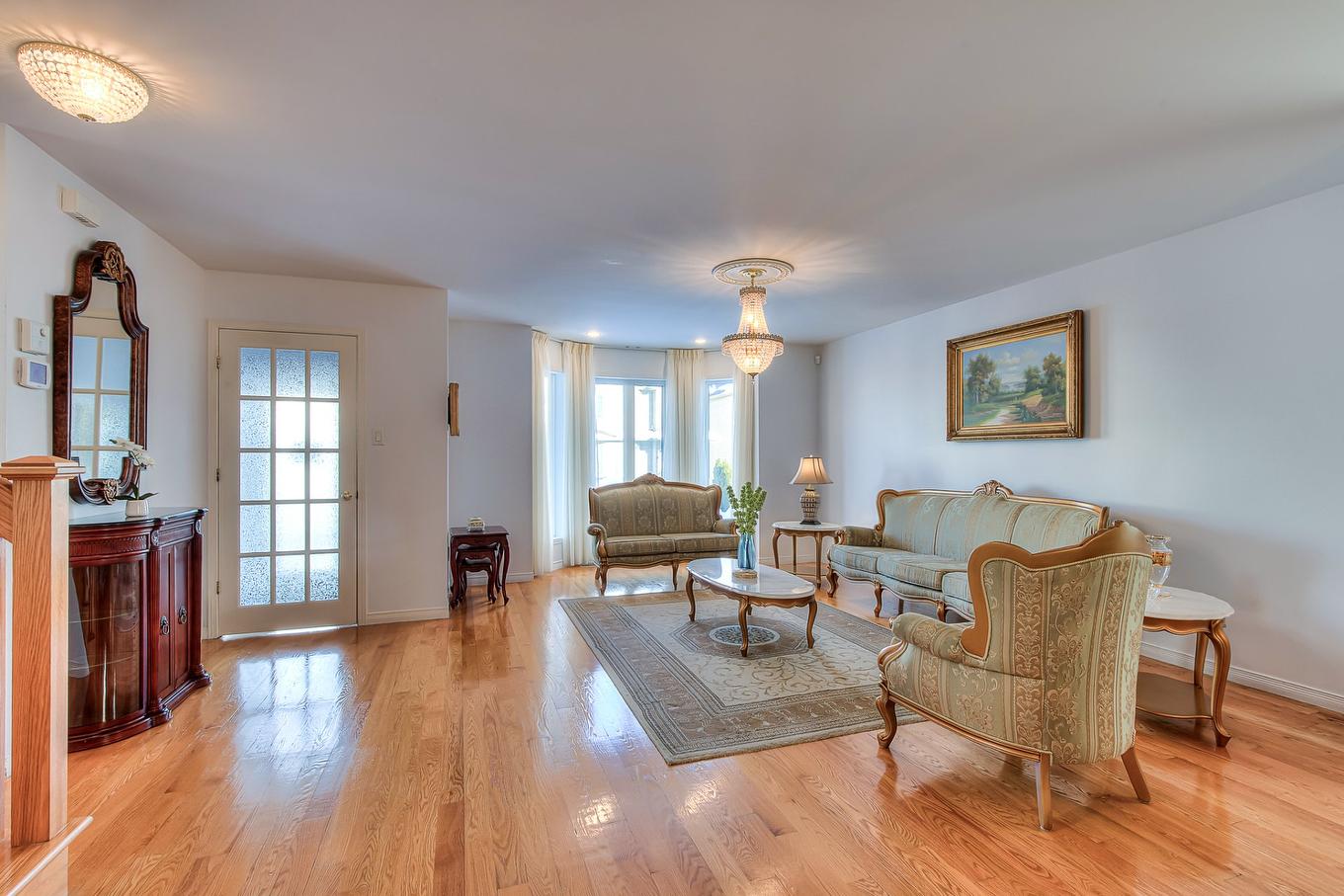 Salon - 565 Rue Bisaillon, Laval (Sainte-Dorothée), QC - Indoor Photo Showing Living Room