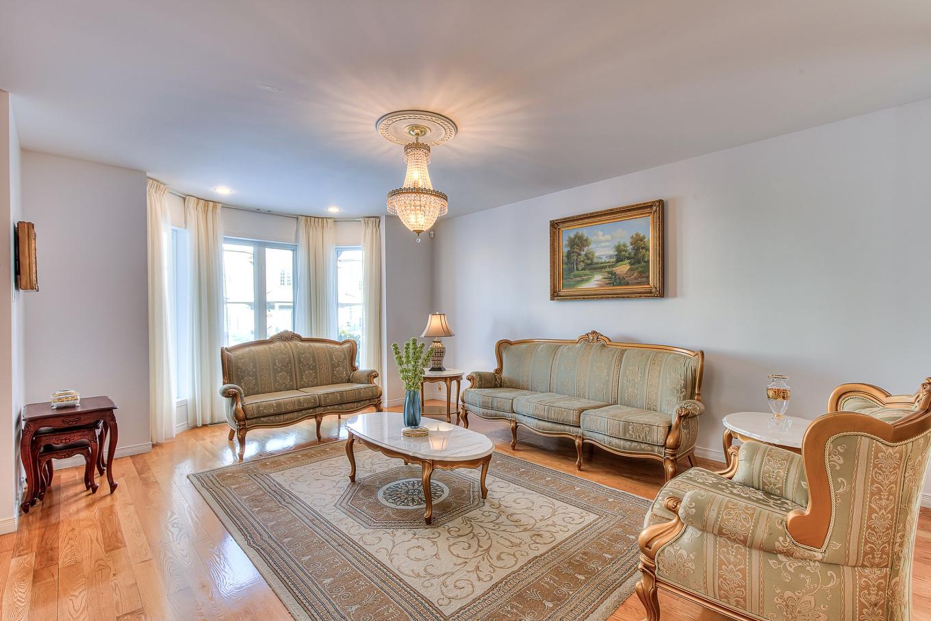 Salon - 565 Rue Bisaillon, Laval (Sainte-Dorothée), QC - Indoor Photo Showing Living Room