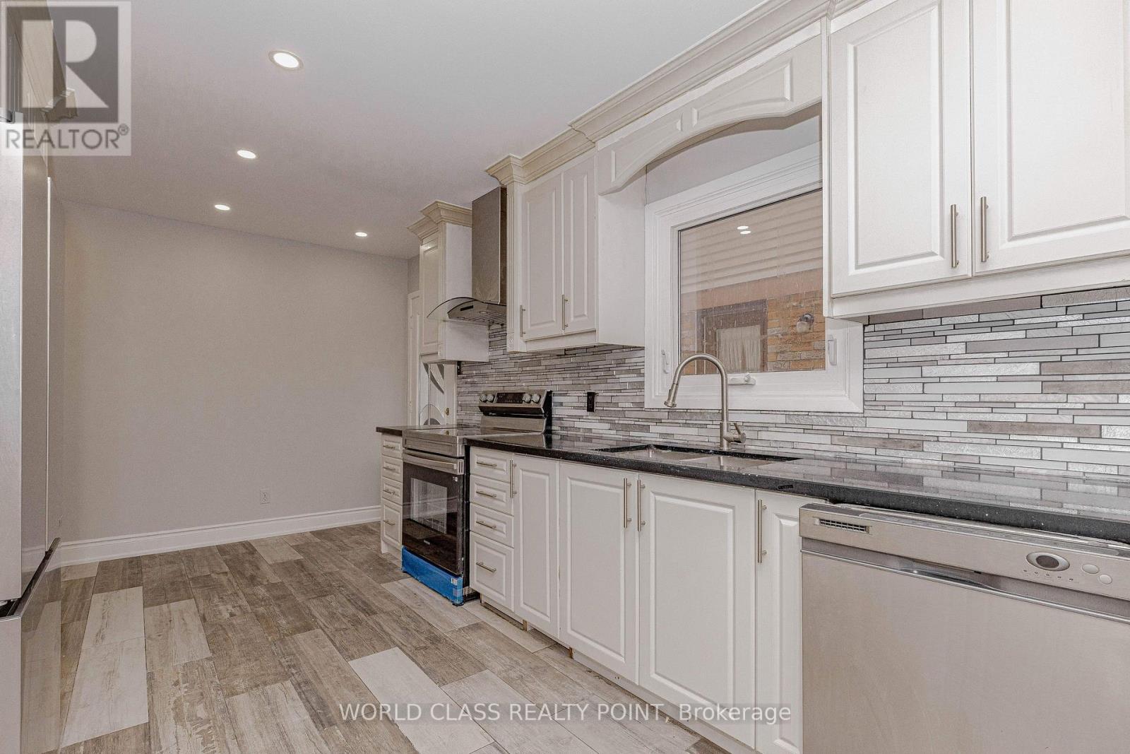 4 Dafoe Crescent, Brampton, ON - Indoor Photo Showing Kitchen With Upgraded Kitchen