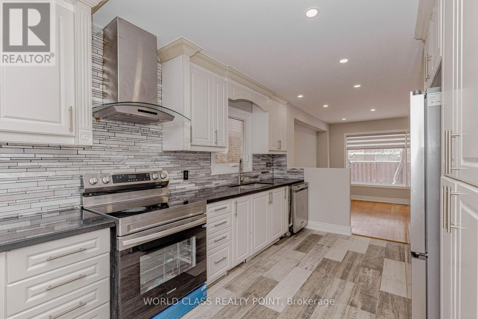 4 Dafoe Crescent, Brampton, ON - Indoor Photo Showing Kitchen With Upgraded Kitchen