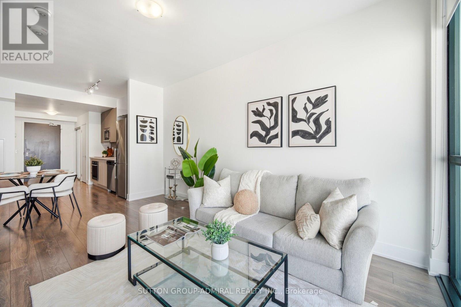 2908 Highway 7, Vaughan, ON - Indoor Photo Showing Living Room