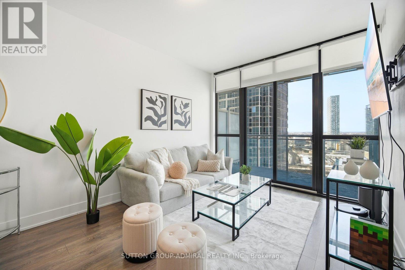 2908 Highway 7, Vaughan, ON - Indoor Photo Showing Living Room