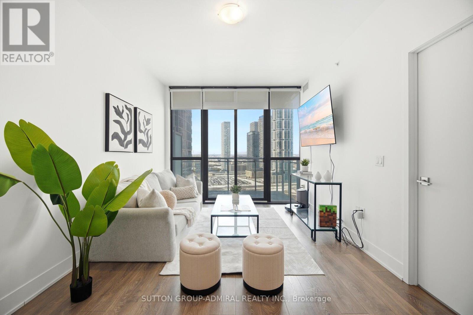 2908 Highway 7, Vaughan, ON - Indoor Photo Showing Living Room