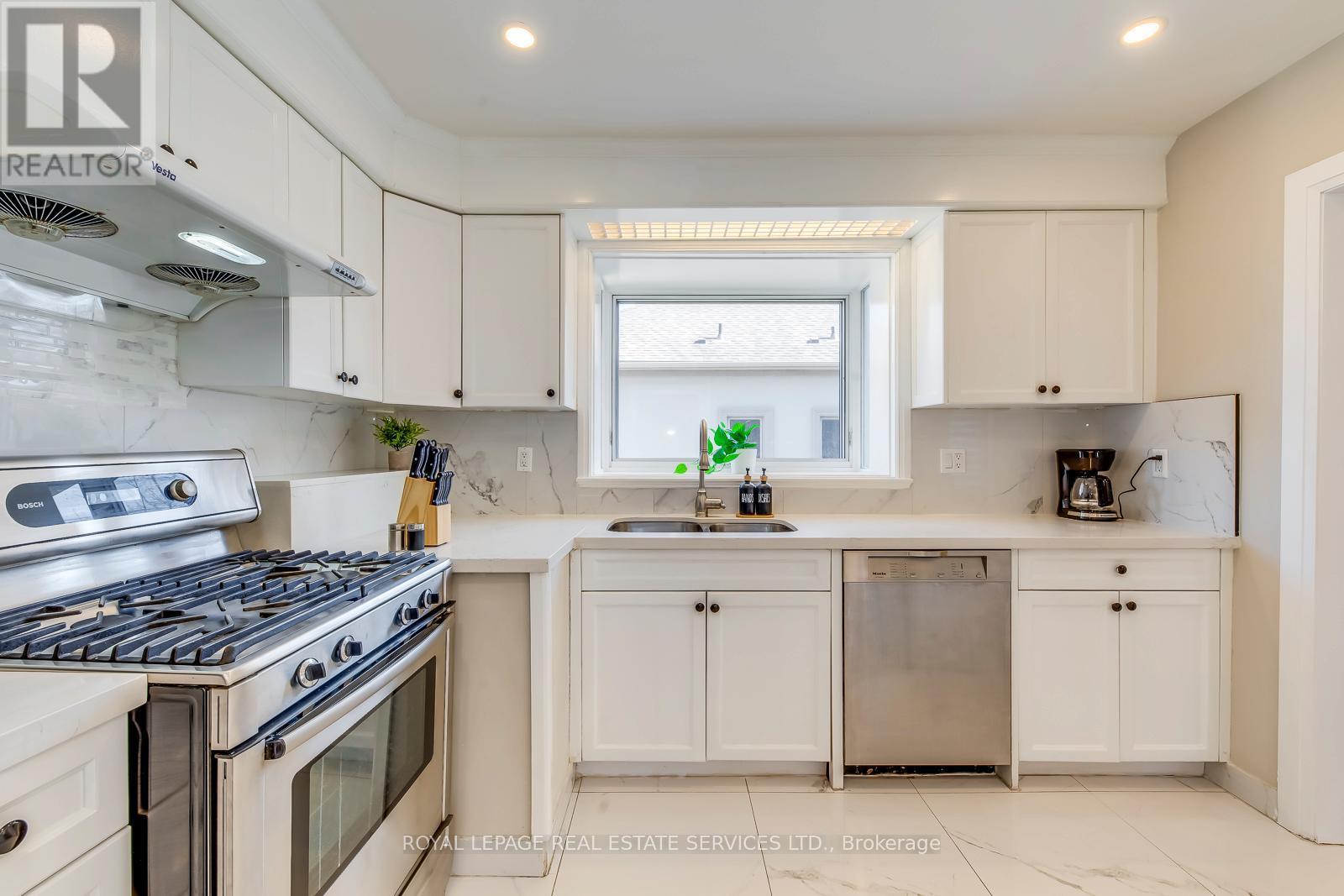 577 Trudale Court, Oakville, ON - Indoor Photo Showing Kitchen
