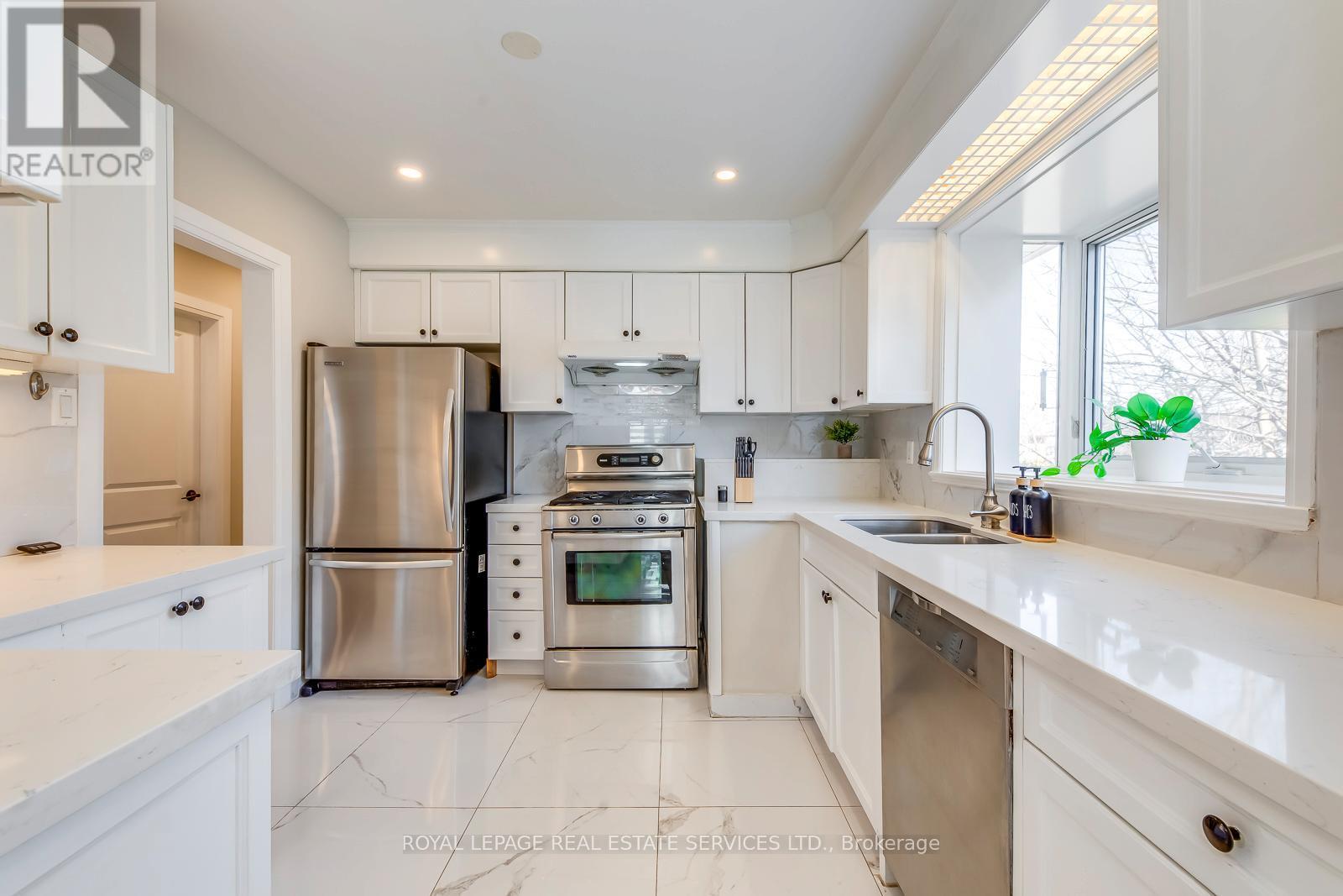 577 Trudale Court, Oakville, ON - Indoor Photo Showing Kitchen With Double Sink
