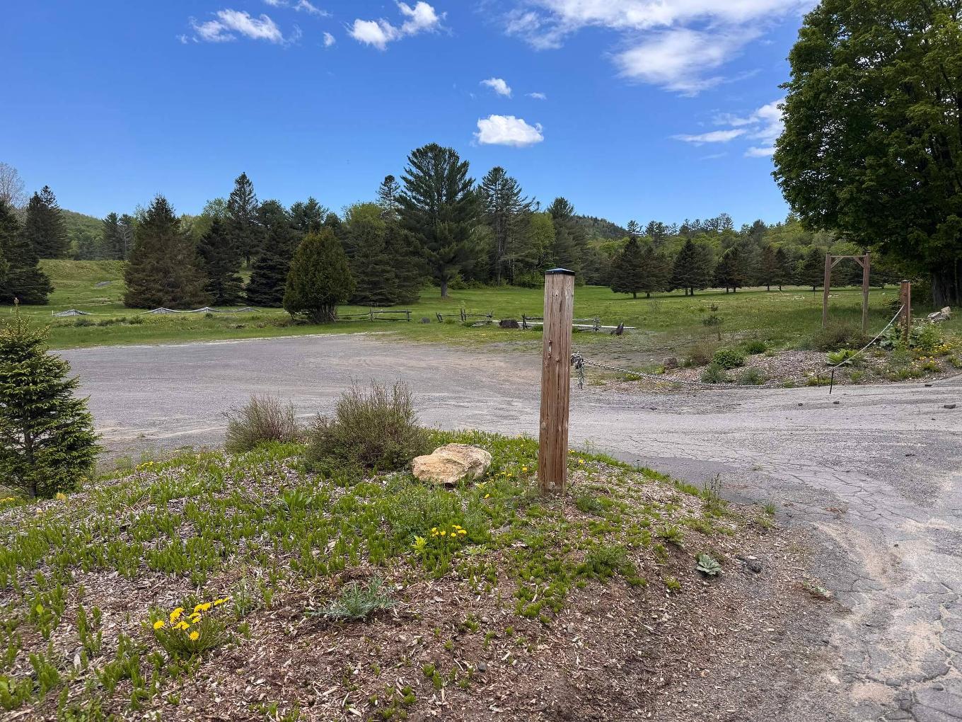 Exterior entrance - 2 Rue De La Vallée, Sainte-Adèle, QC