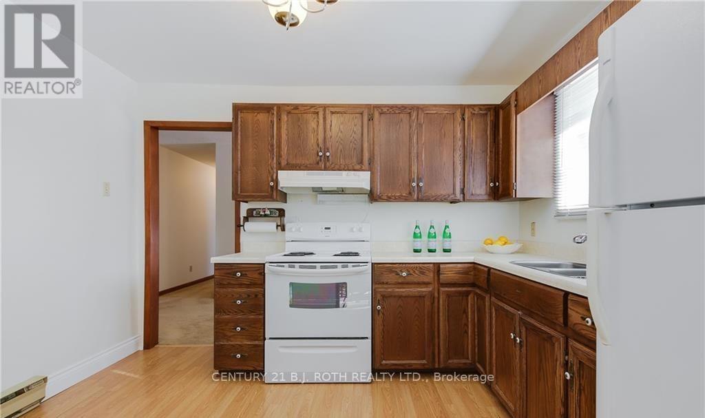 787 Innisfil Beach Road, Innisfil, ON - Indoor Photo Showing Kitchen With Double Sink